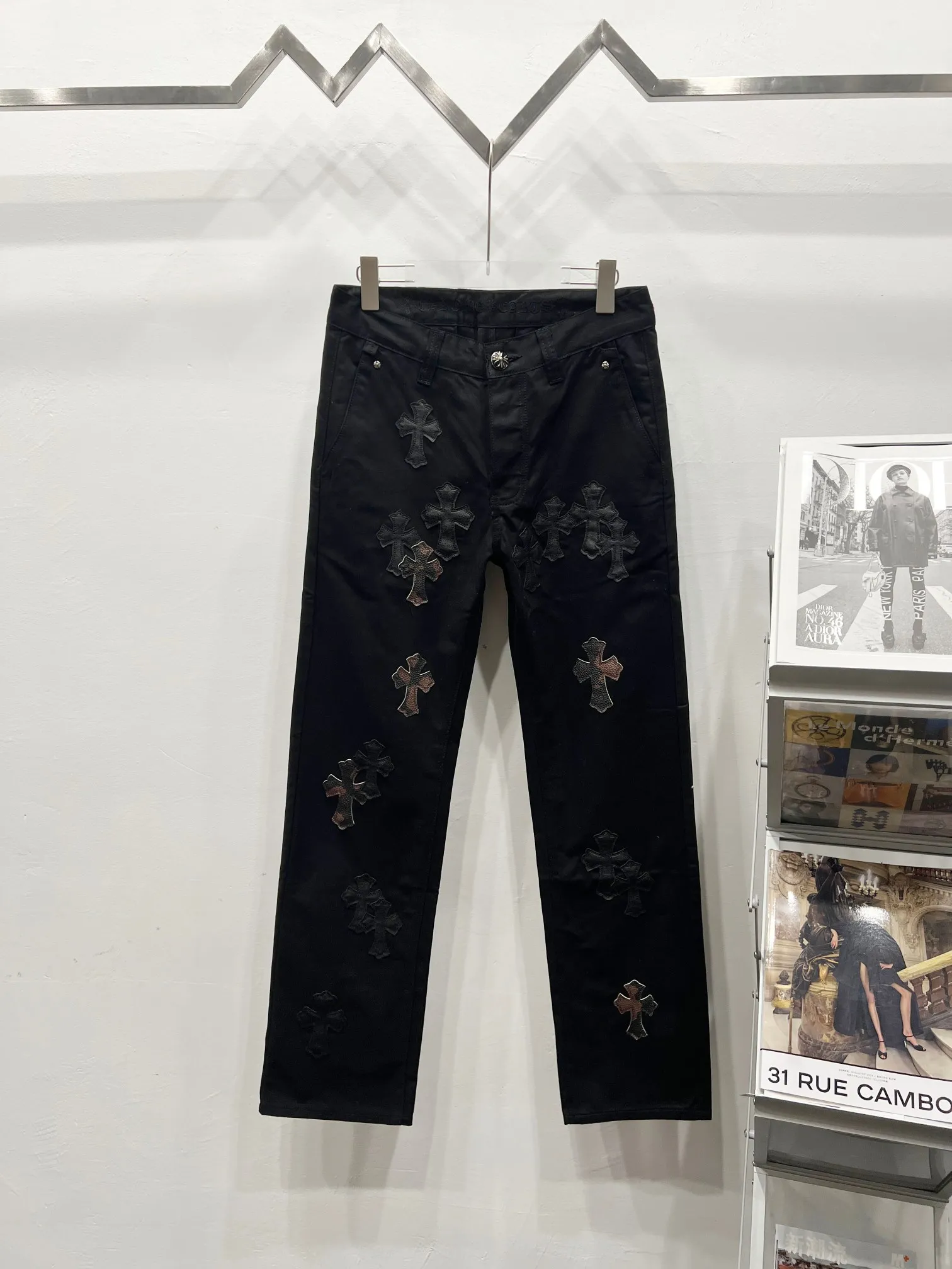 P260 Style No.: (c024) ChromeHearts & ChromeHearts patchwork leather Cow King jeans Original hardware accessories washed and other elevators, QR code analysis is from the original factory, high degree of restoration, welcome to compare with a certain product ~ Three-dimensional version Loose and comfortable, not picky about the body, taller and slimmer Big factory Seiko Original quality control Same style for men and women Can be matched with couples Versatile recommendation Necessary jeans for all seasons Hipsters have been disappointed From the quality selection of fabrics, the tailoring of details, and the matching of patterns, everything is impeccable! The upper body is so handsome when worn...it can be easily worn by men, women and children! The craftsmanship is made of heavy-duty washed pure cotton denim fabric. After washing, it is soft and thick and looks very stylish when worn. Size: 28, 30, 32, 34, 36 (S-XXL) Color: black